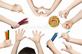 Des mains d'enfant et d'adulte tenant des crayons de couleur, travaillant ensemble sur un dessin complexe avec des motifs floraux, symbolisant la magie intergénérationnelle du coloriage.