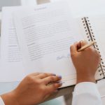 Signature d'un acte complexe en droit des affaires par un avocat spécialisé à Toulouse