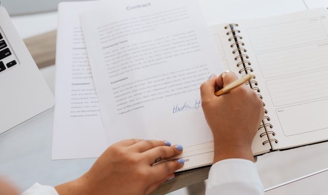 Signature d'un acte complexe en droit des affaires par un avocat spécialisé à Toulouse