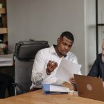 Équipe d'experts-comptables en consultation pour entreprises en croissance dans un bureau moderne