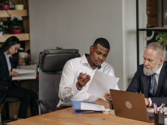 Équipe d'experts-comptables en consultation pour entreprises en croissance dans un bureau moderne