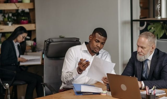 Équipe d'experts-comptables en consultation pour entreprises en croissance dans un bureau moderne