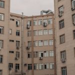 Immeuble résidentiel en copropriété à Toulouse avec unités extérieures de climatisation installées en façade