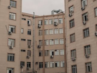Immeuble résidentiel en copropriété à Toulouse avec unités extérieures de climatisation installées en façade