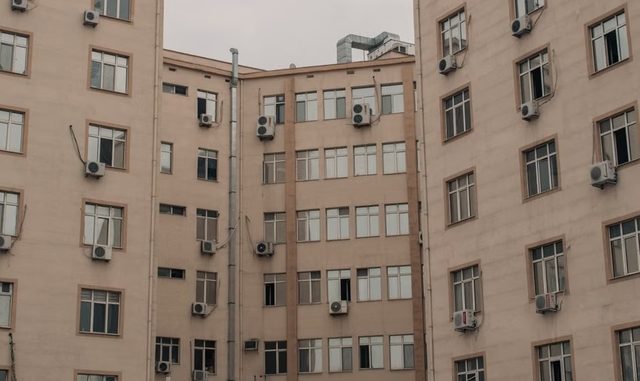 Immeuble résidentiel en copropriété à Toulouse avec unités extérieures de climatisation installées en façade