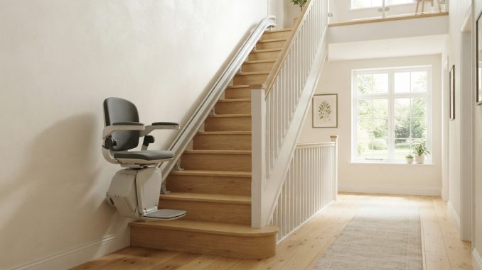 Monte-escalier moderne sur un escalier tournant, maison lumineuse