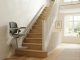 Monte-escalier moderne sur un escalier tournant, maison lumineuse